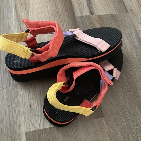 Platform sandals - Picture 2 of 3